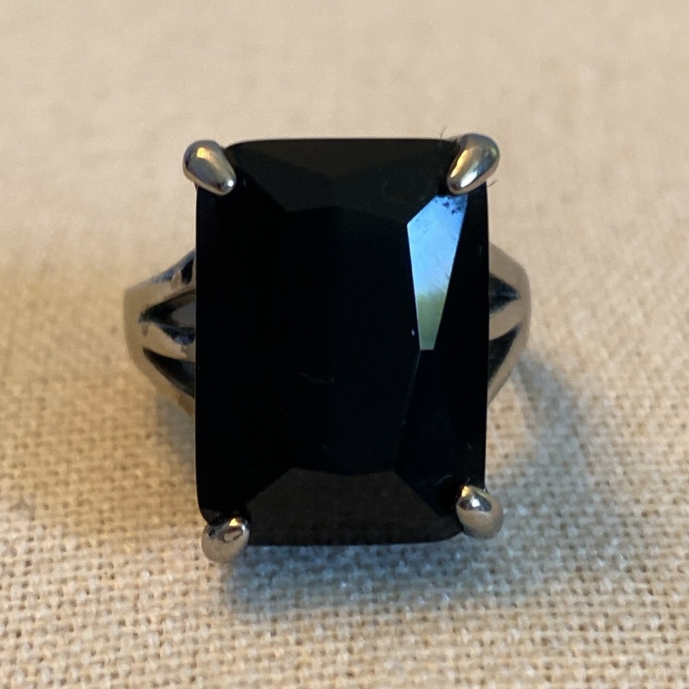 Elegant Black Stone Ring (6.5)
